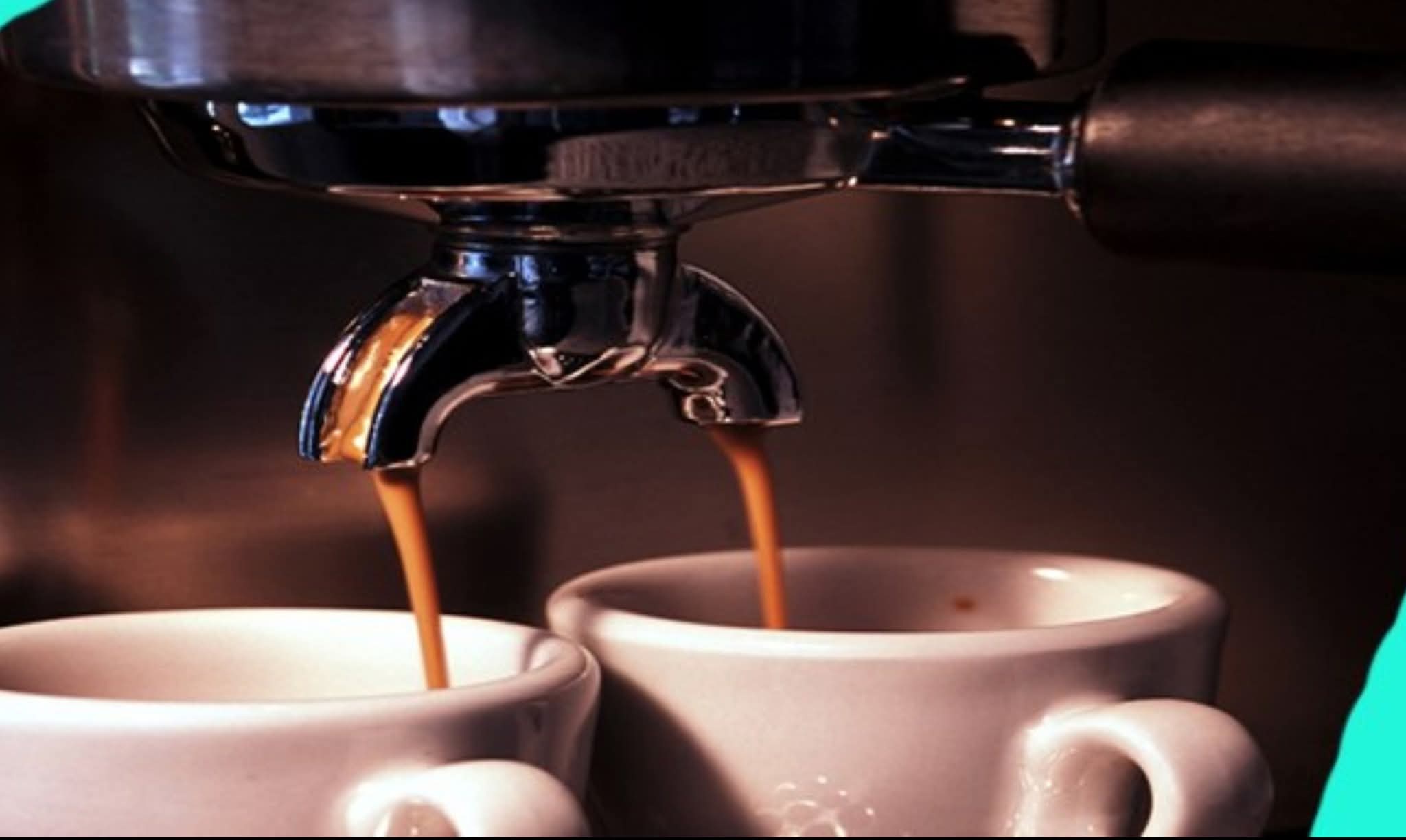 Doktorët paralajmërojnë: 5 gjëra që duhet të dini PARA se të pini kafen e mëngjesit!