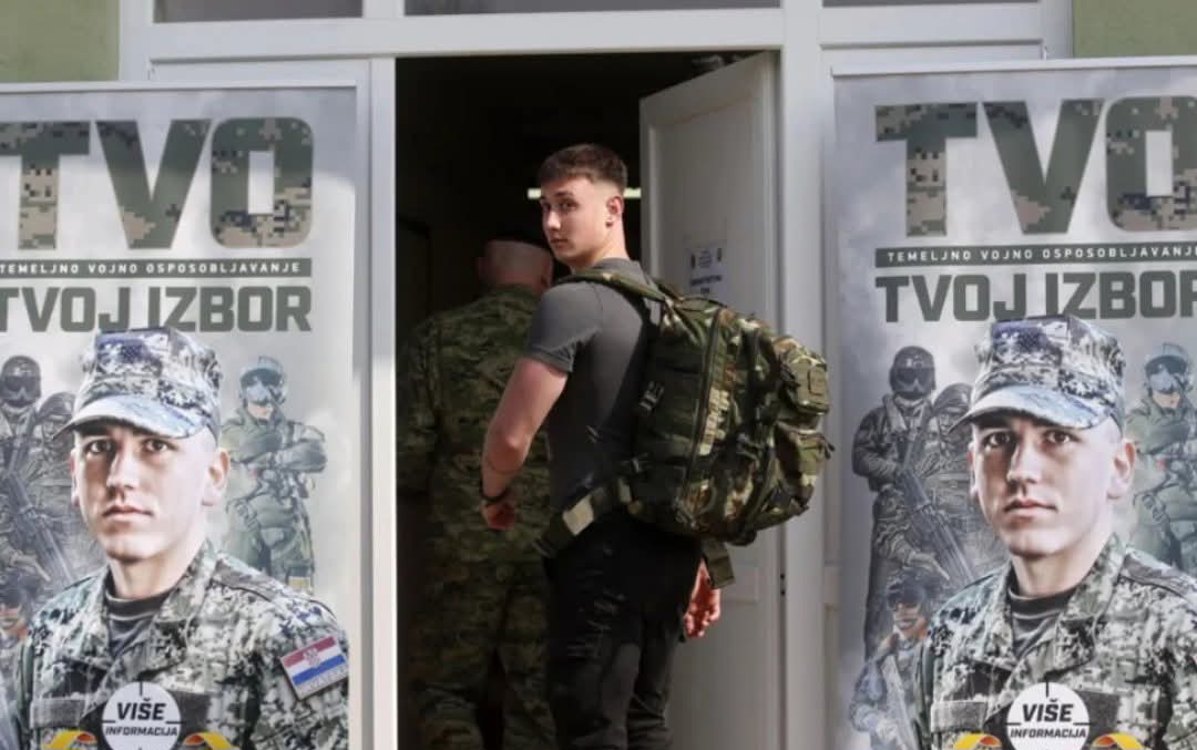 Rikthehet shërbimi ushtarak! Qindra të rinj nisin stërvitjen!