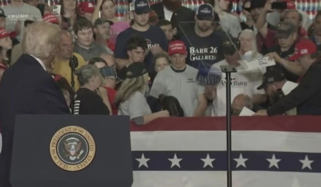 Fjalimi i Trump ndërpritet nga një incident i pazakontë!