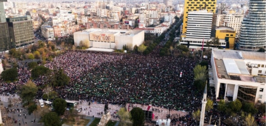 120 mijë besimtarë shqiptarë mbushin sheshin ‘Skënderbej’, jehonë edhe në mediat ndërkombëtare!