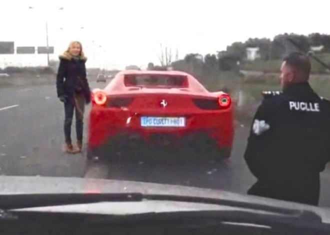 Polici i kërkon gruas të hapë bagazhin – ajo që ndodhi më pas u kap fshehurazi në kamera!