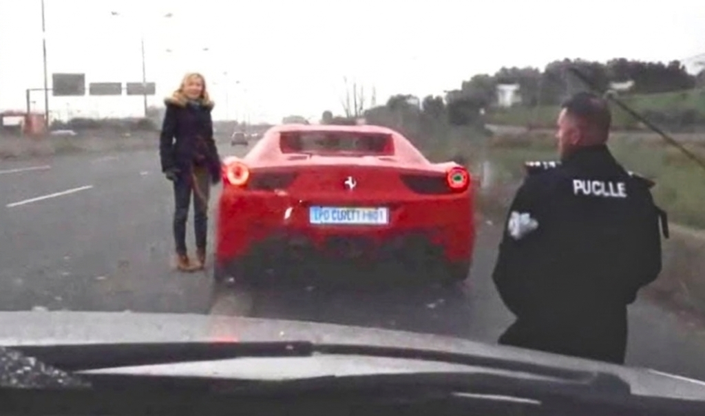 Polici i kërkon gruas të hapë bagazhin – ajo që ndodhi më pas u kap fshehurazi në kamera!