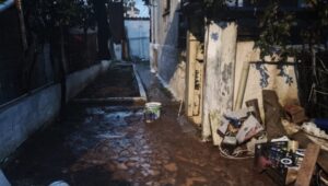 Moti i keq godet Greqinë: Mbyllen shkollat, 54-vjeçari gjendet i vdekur poshtë makinës!