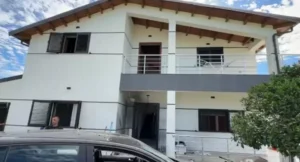 TRONDITËSE/ Lëndë plasëse shpërthen pranë një banese në Lezhë, familja ishte brenda