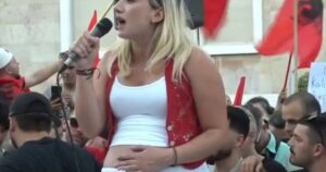 Emocionuese/ Gruaja shtatzënë në protestë: Po luftoj për të ardhmen e vajzës sime