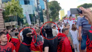 Përplasje dhe tensione gjatë protestës, shfaqen persona të maskuar në turmë